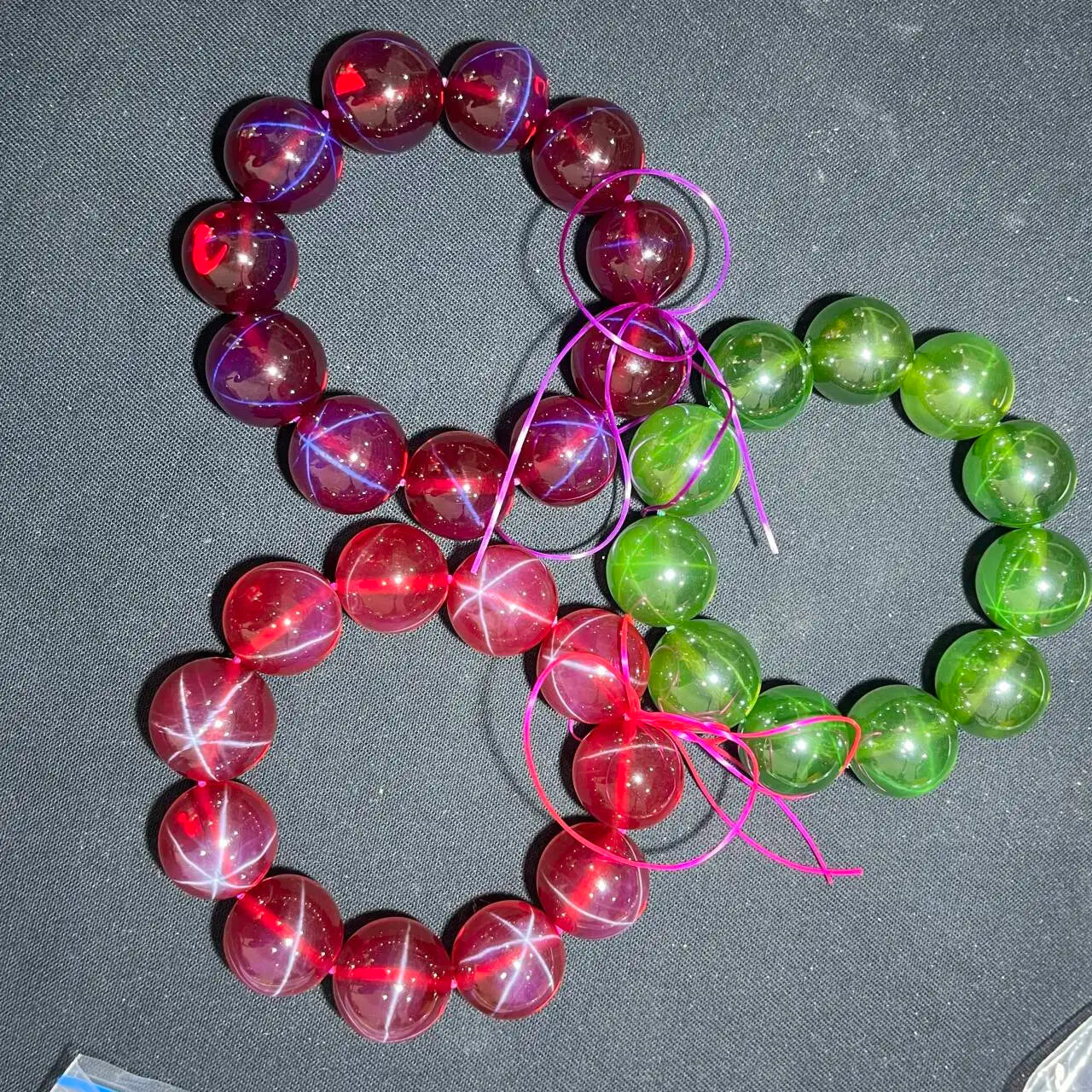 luckacco under strong light, hexagonal starlight red, starlight green, blue, pink and purple beads appear on the sapphire bracelet