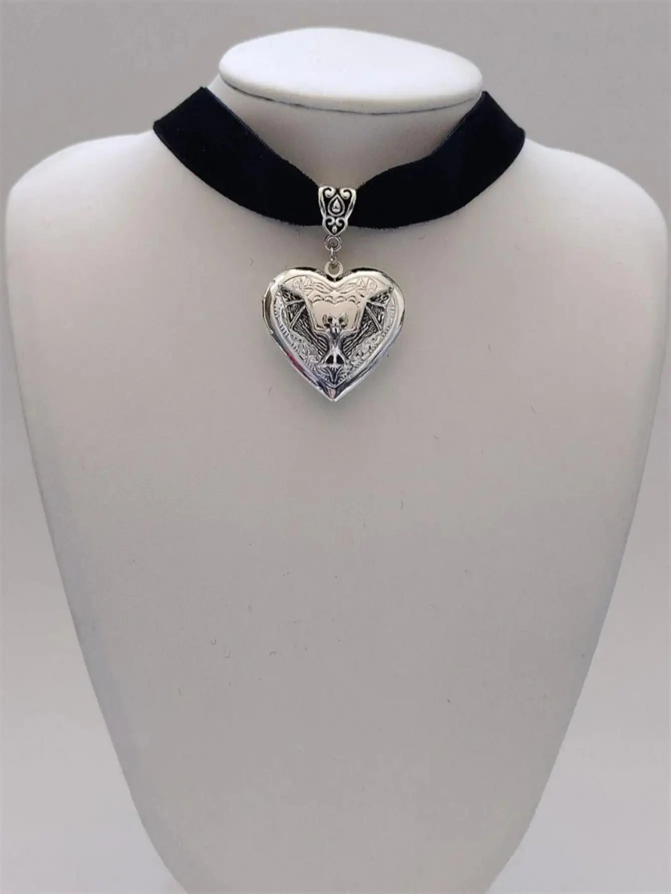 luckacco hip-hop retro silver color stainless steel bat relief stereo heart pendant necklace for women men fashion rock jewellery gifts