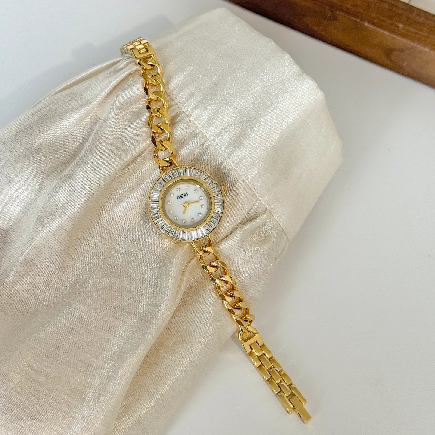 luckacco women's watches 2025 luxury elegant ladies wrist watch gold rhinestone quartz wristwatch vintage female small clock reloj mujer