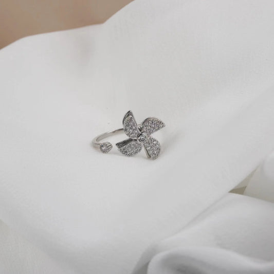 Luckacco Luxury Zircon Four-leaf Clover Rotating Ring Lucky Transfer Jewelry Gift for Children Tik Tok Same Style for Women for Friends