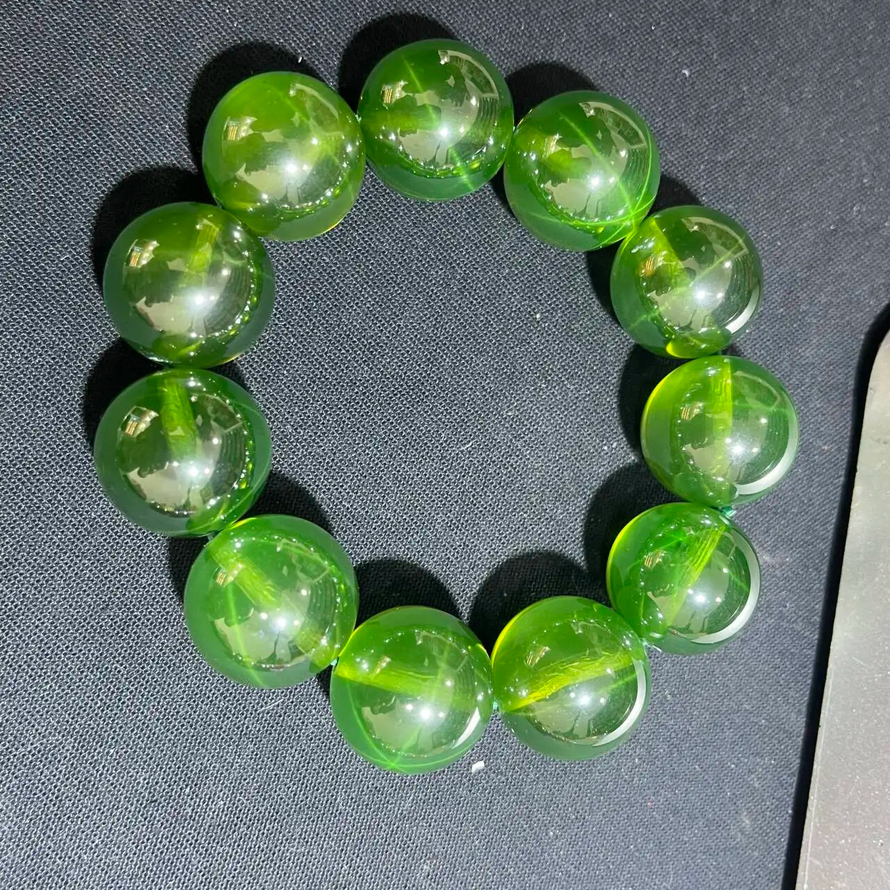 luckacco under strong light, hexagonal starlight red, starlight green, blue, pink and purple beads appear on the sapphire bracelet