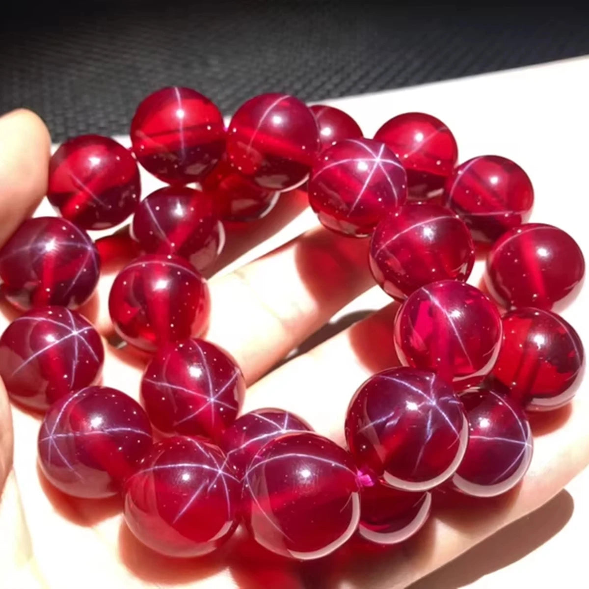 luckacco under strong light, hexagonal starlight red, starlight green, blue, pink and purple beads appear on the sapphire bracelet