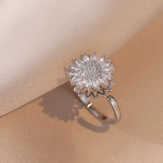 Luckacco Luxury Zircon Four-leaf Clover Rotating Ring Lucky Transfer Jewelry Gift for Children Tik Tok Same Style for Women for Friends