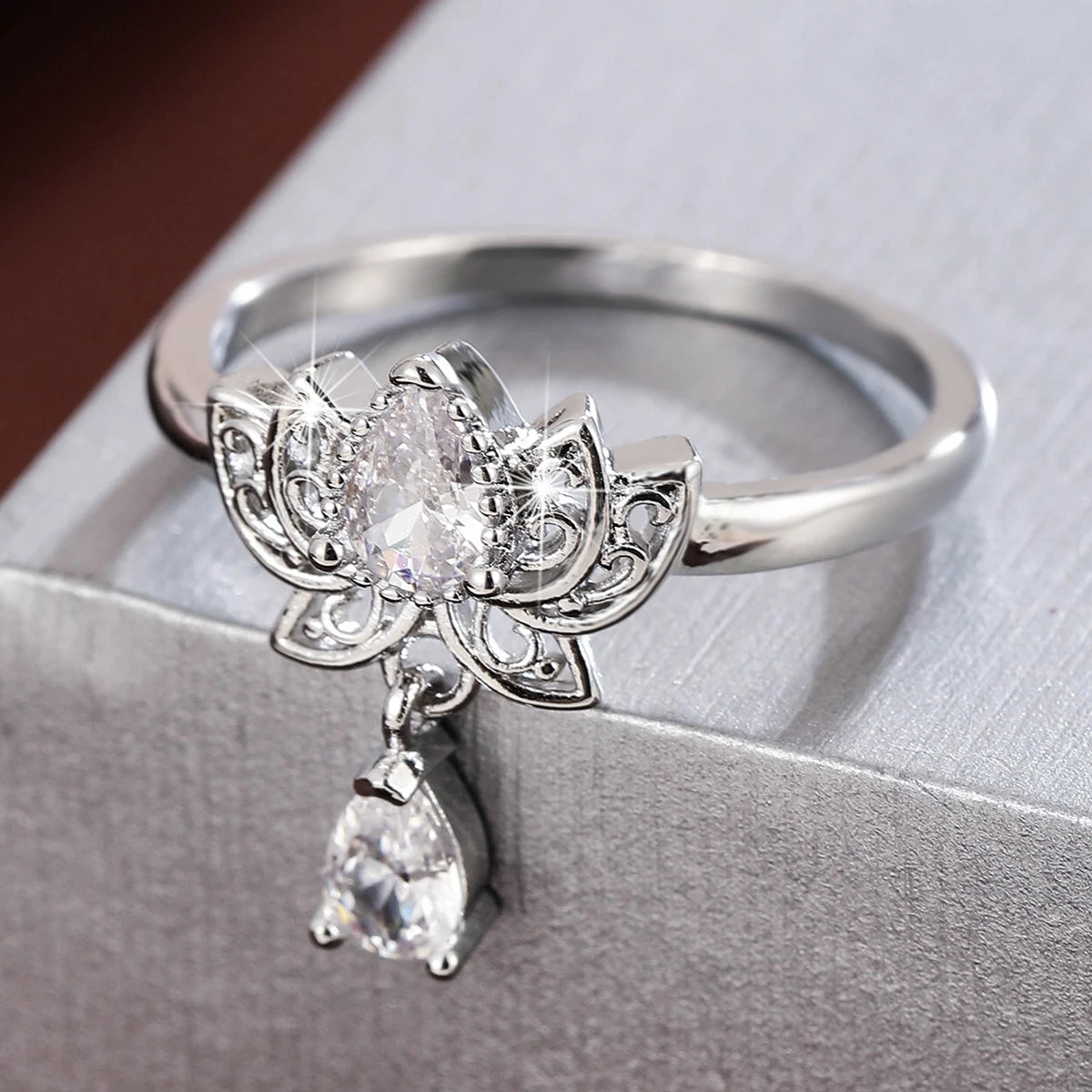 luckacco fashion elegance lotus ladies' ring synthetic zirconia teardrop-shaped pendant ring