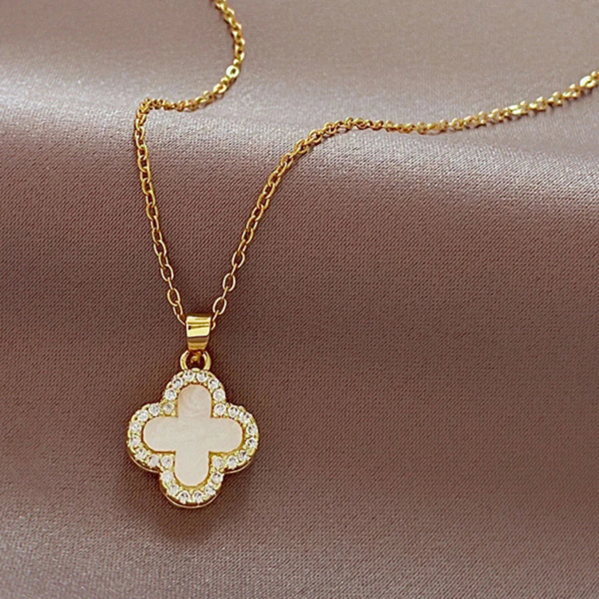 luckacco lucky four-leaf clover cz necklace for women's dynamic fashion birthday gift clavicle chain versatile fashion accessories