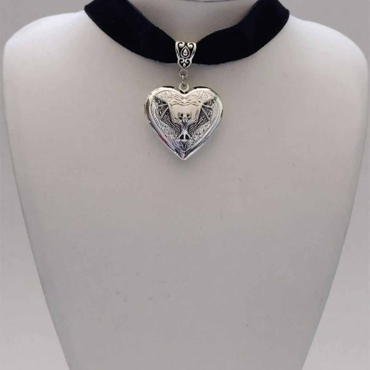 luckacco hip-hop retro silver color stainless steel bat relief stereo heart pendant necklace for women men fashion rock jewellery gifts