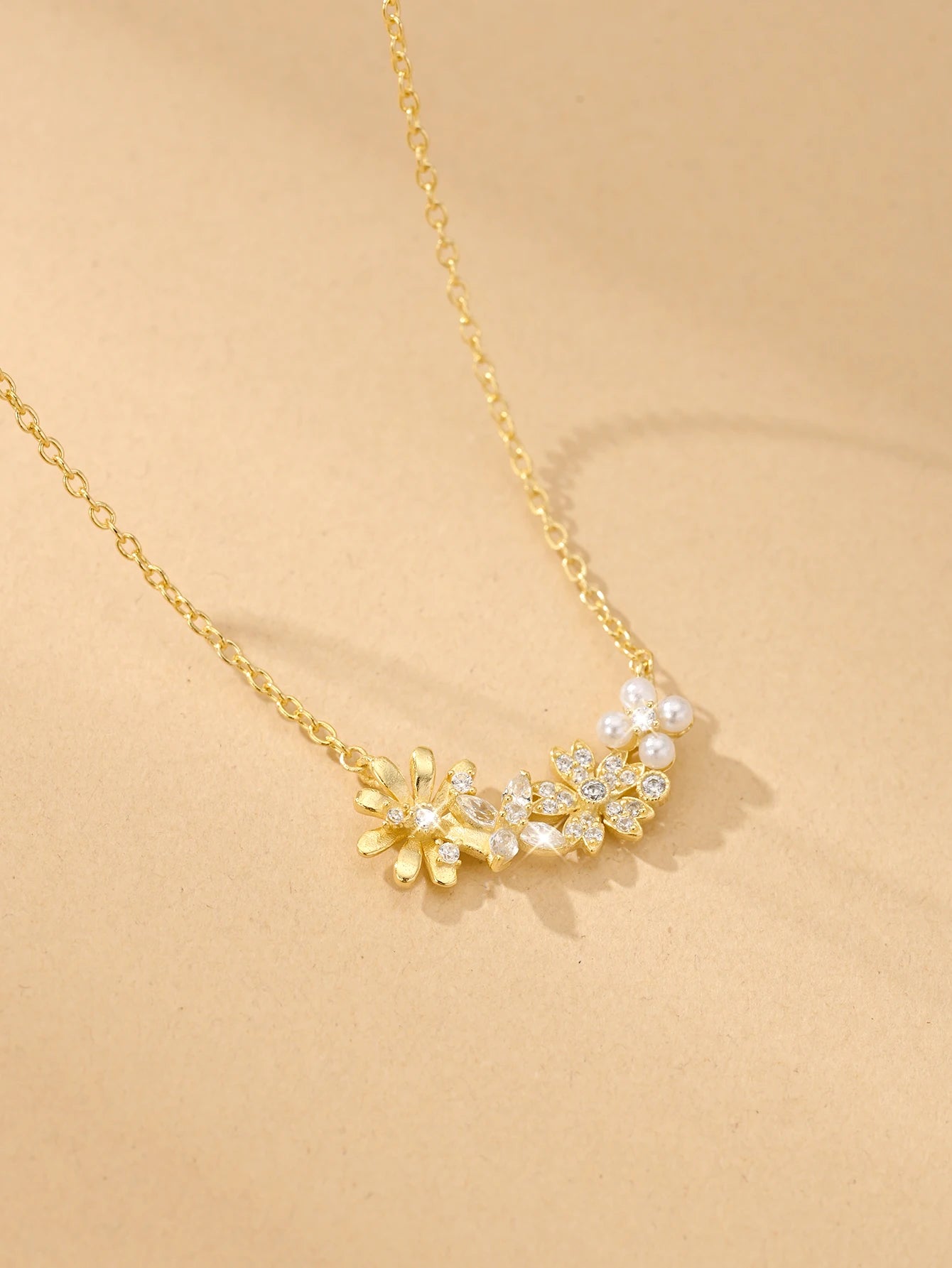 luckacco hot selling 925 sterling silver necklace inlaid with zircon flowers and pearls, with a niche design and gentle temperament.